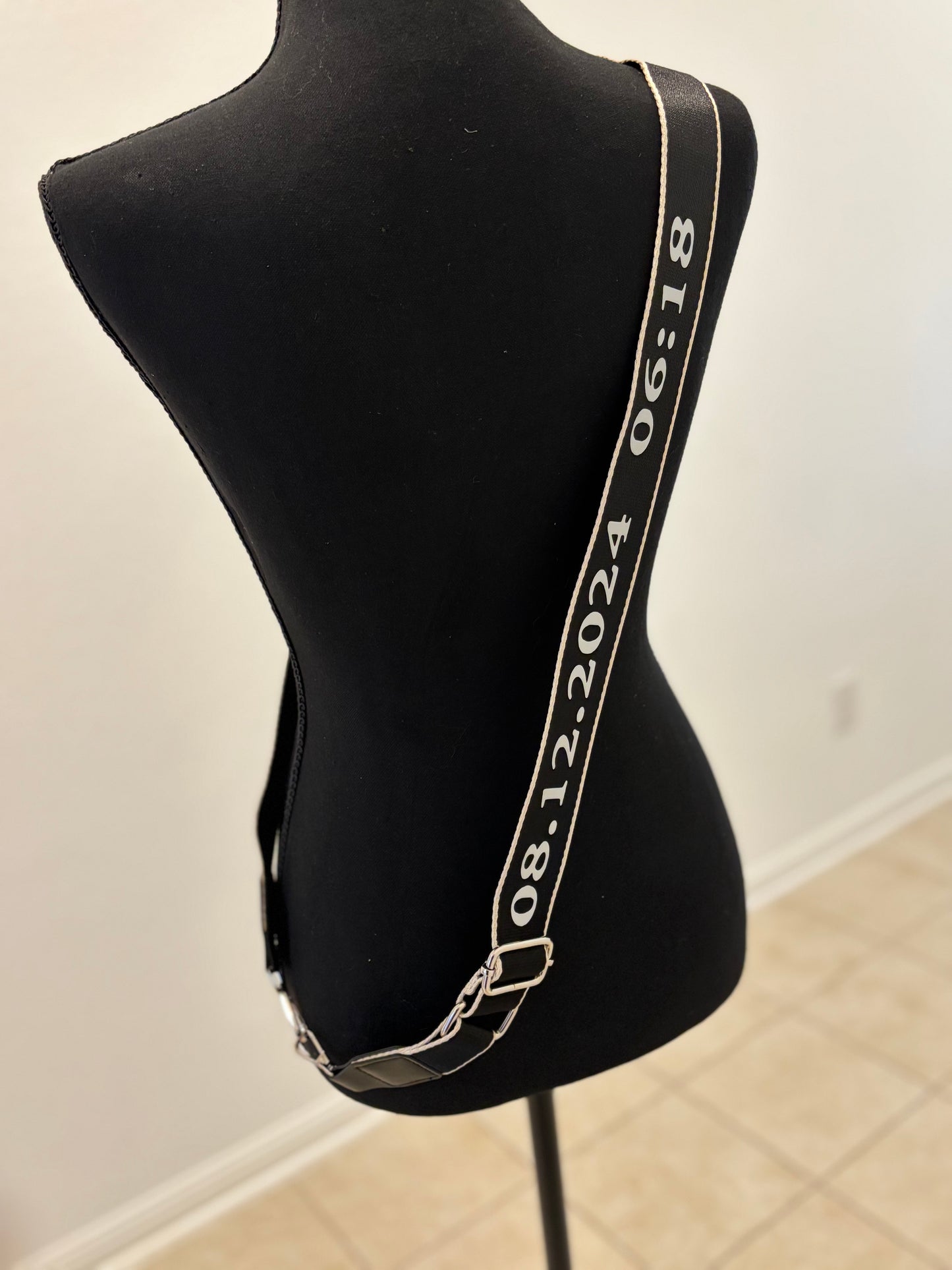 Rawaa bagstrap with leather